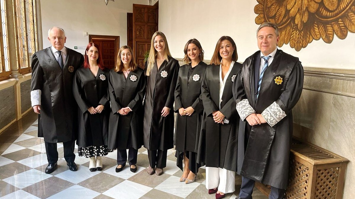 Las nuevas juezas con el presidente y el secretario de la Audiencia Provincial.