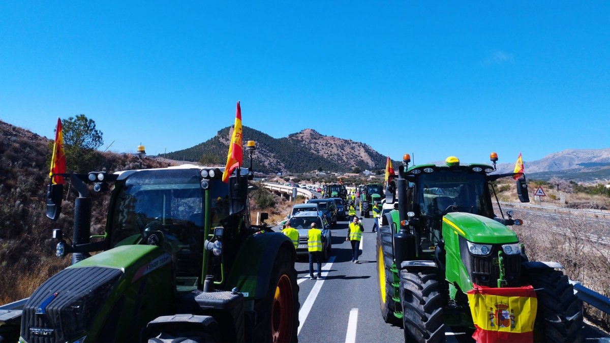 Tractores bloquean la A-92N a su paso por la comarca de Los Vélez en Almería.