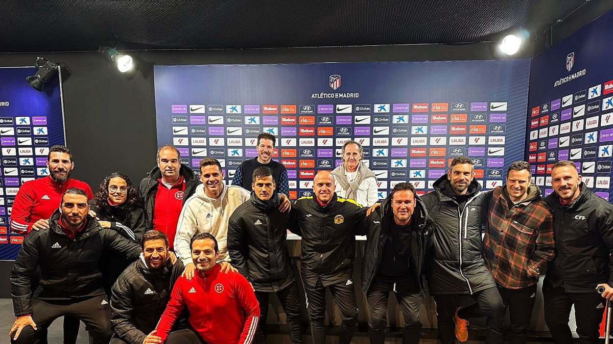 Chico Flores rodeado de compañeros y profesores en Las Rozas.