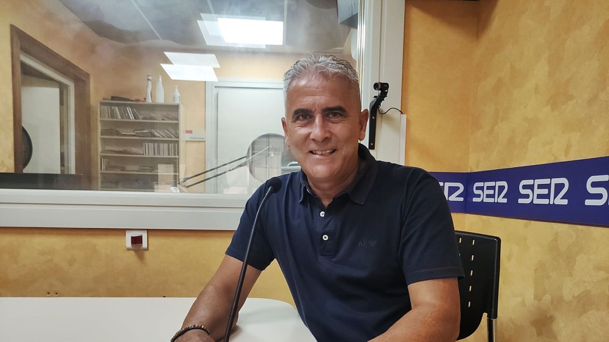 Pepe Morales en los estudios de la Cadena SER listo para un nuevo Carrusel.