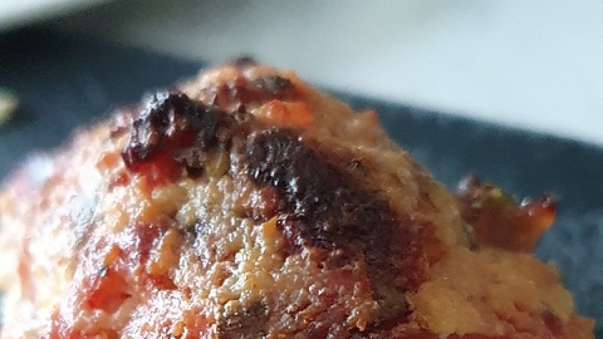 pechuga de pollo rellena con tomate en rodajas y queso mozzarella