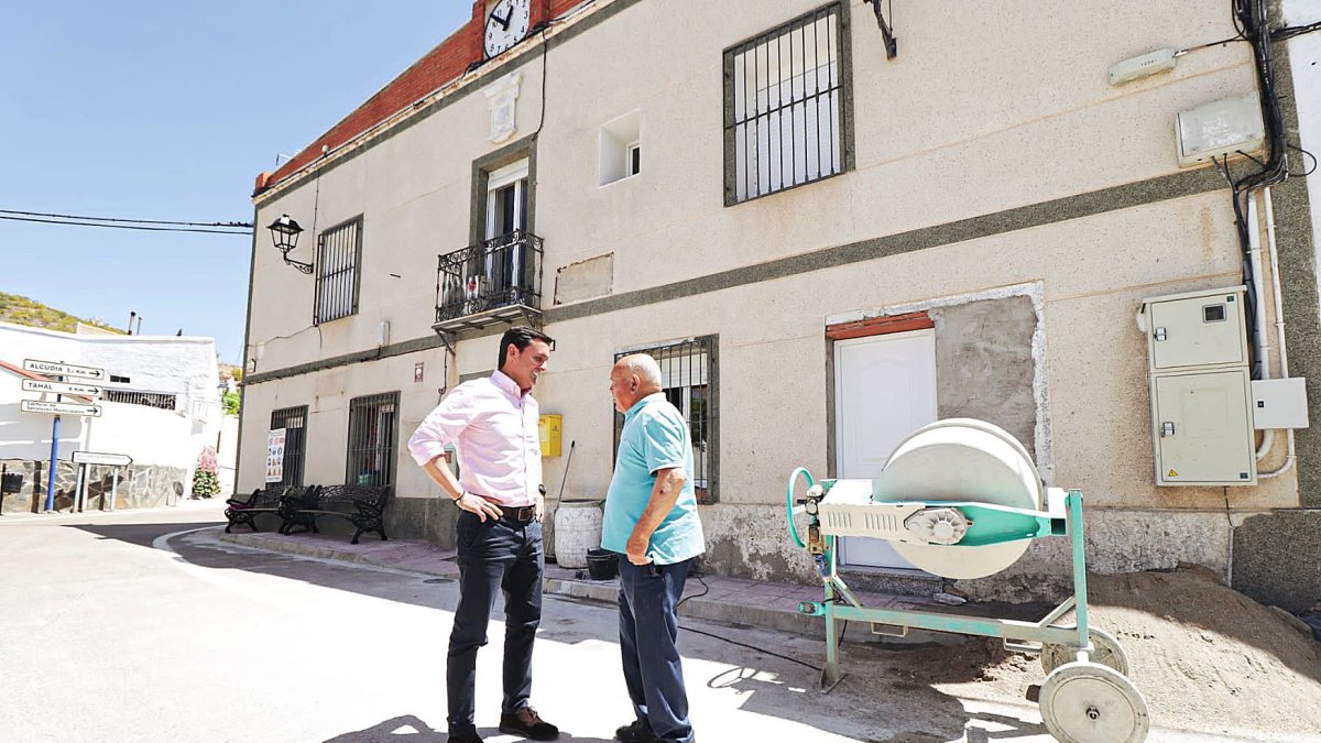 El presidente de la Diputación de Almería, junto al alcalde de Benitagla.