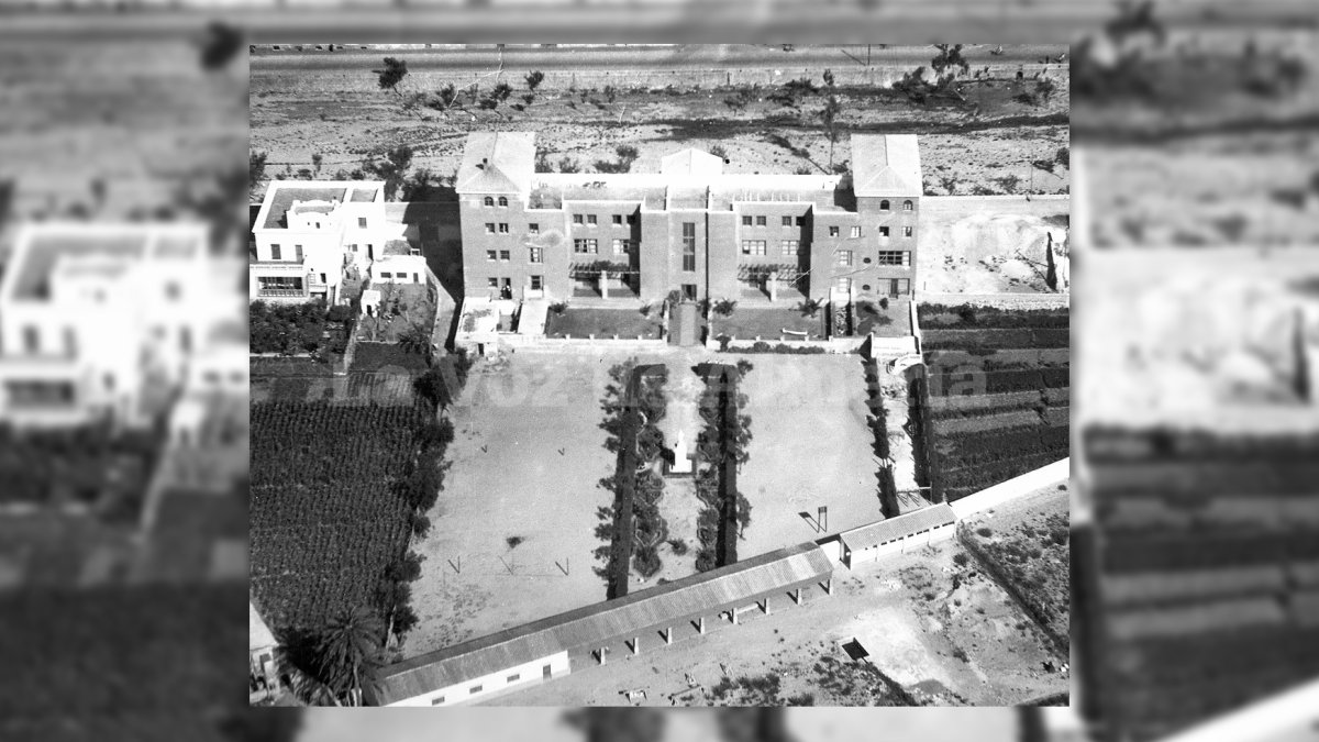 Vista del colegio de las Hijas de Jesús en el malecón de la Rambla. Las zonas próximas a la escuela formaban aún parte de la vega de Almería.