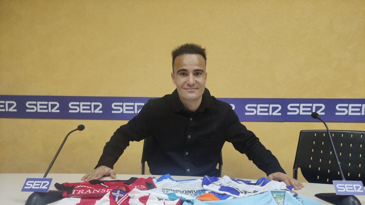 En los estudios de la Cadena SER con las camisetas del Poli Almería, Poli Ejido, Huércal-Overa, Motril y Crevillente.