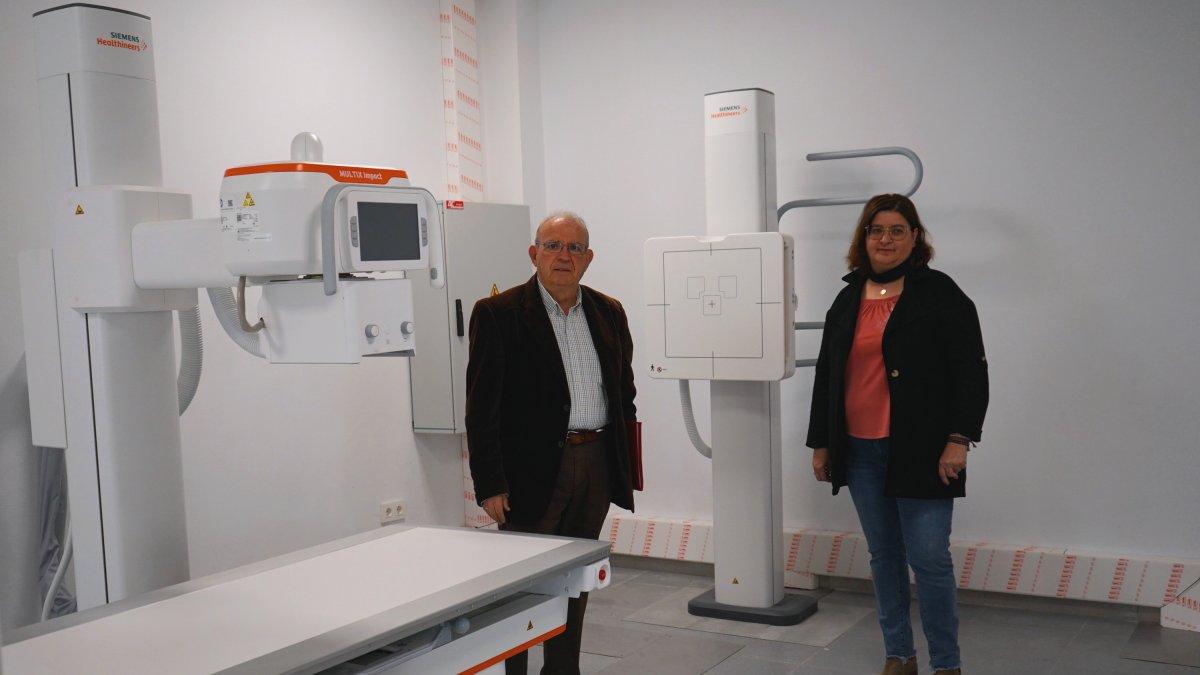 El alcalde de Vícar, Antonio Bonilla, la primer teniente de alcalde, Luz María Fernández, en su visita al nuevo centro de salud.