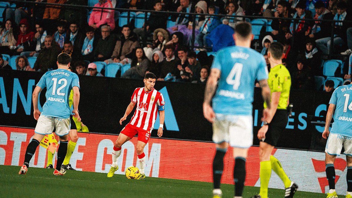 Lucas Robertone con pocas opciones de pase durante el choque del viernes en Vigo.