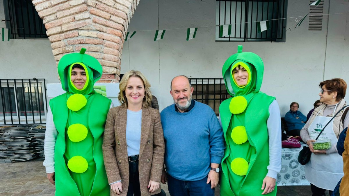 La diputada y el alcalde de Dalías, con dos présules.