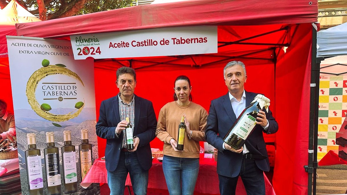 Fernando Tesón, responsable de stand y Rafael Úbeda, presidente ejecutivo de Castillo de Tabernas.