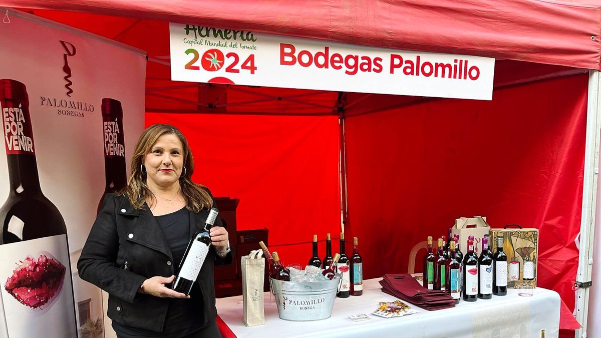 Lola, responsable del stand de Bodegas Palomillo.