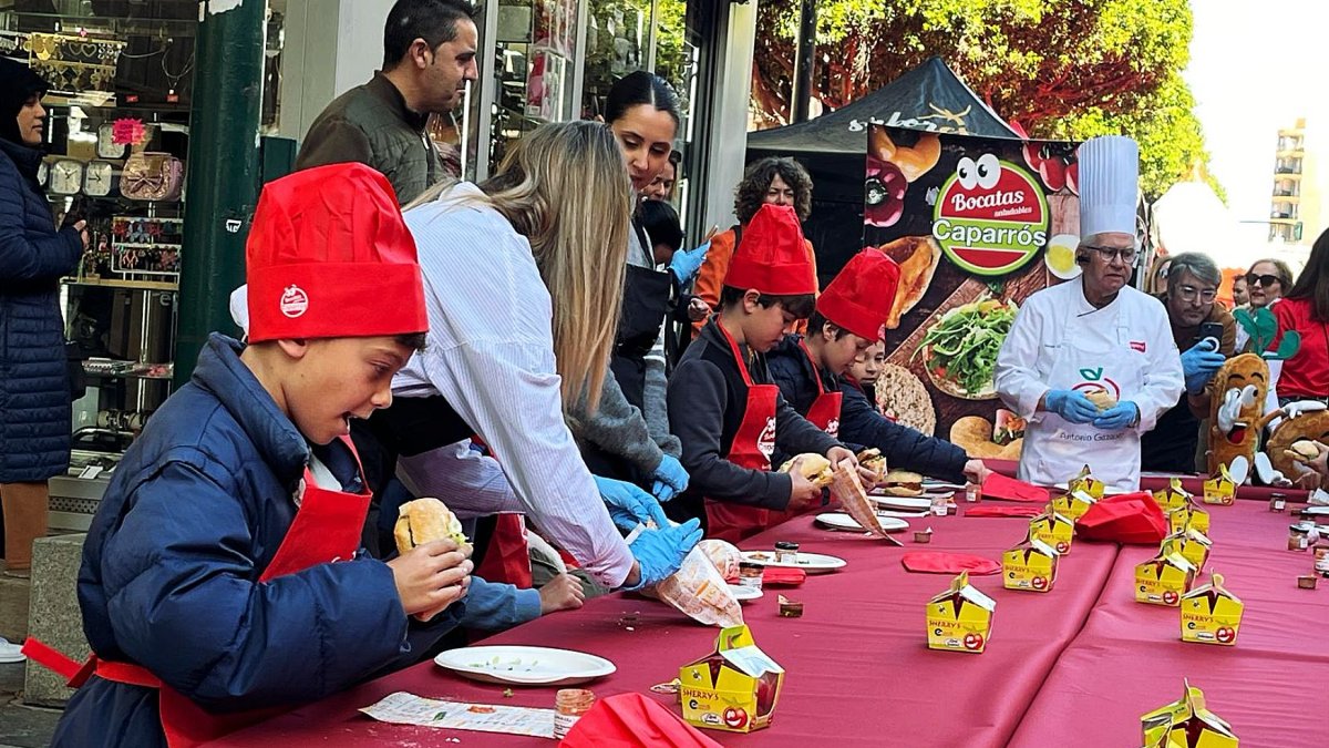 Niños disfrutando del Desayuno Saludable de Caparrós.