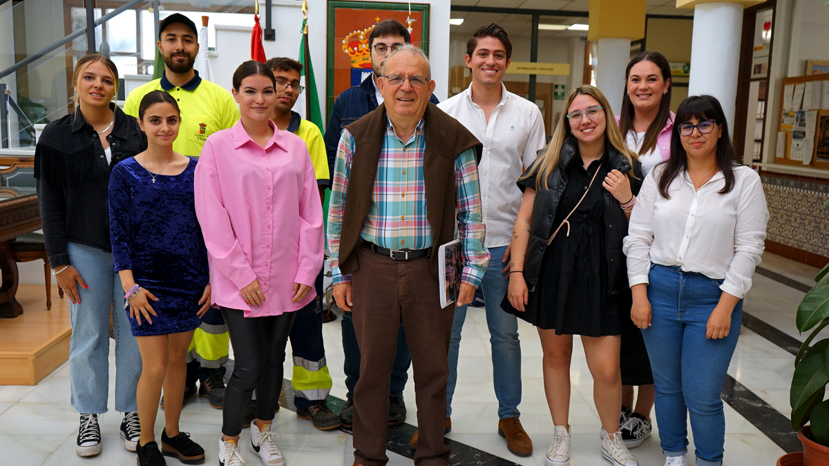 El alcalde Antonio Bonilla junto a los participantes en el programa.