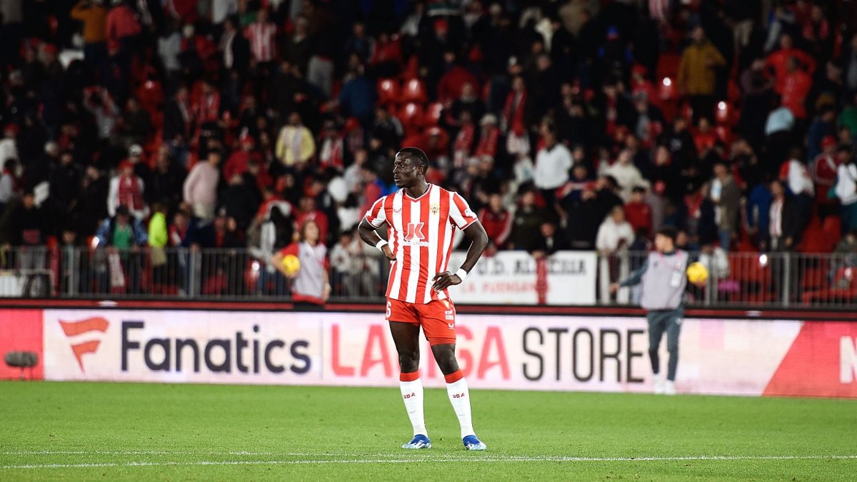 La mirada perdida de Lopy es el reflejo de la temporada del Almería.