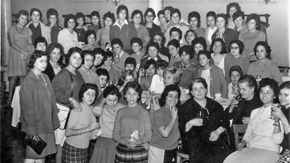 La querida profesora María Campos, de negro, celebrando un fin de curso con sus alumnas en la Escuela de Artes.