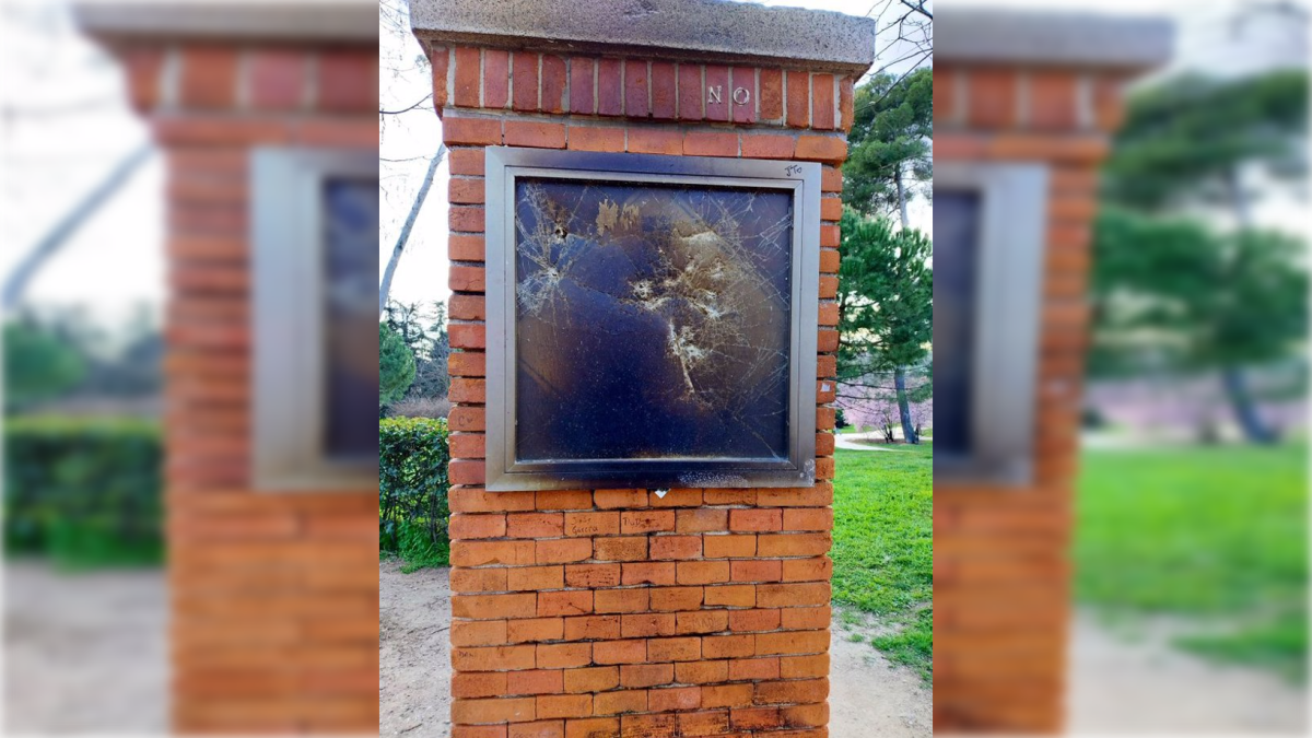 La placa de La Veneno vandalizada.