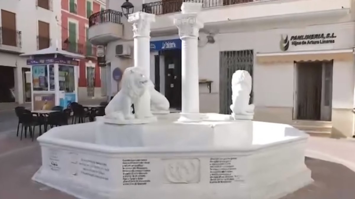 La Fuente de los Leones situada en el centro del casco urbano.