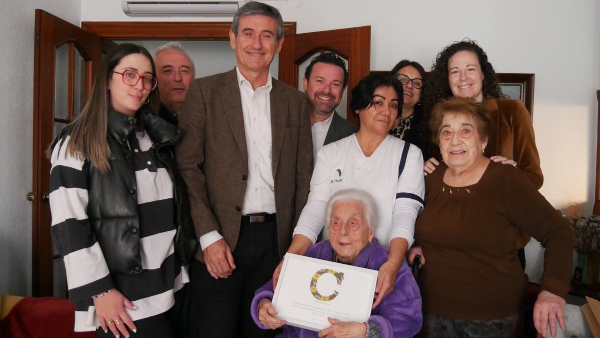 Momento de la entrega de la placa a Carmen en su casa por su 102 cumpleaños.
