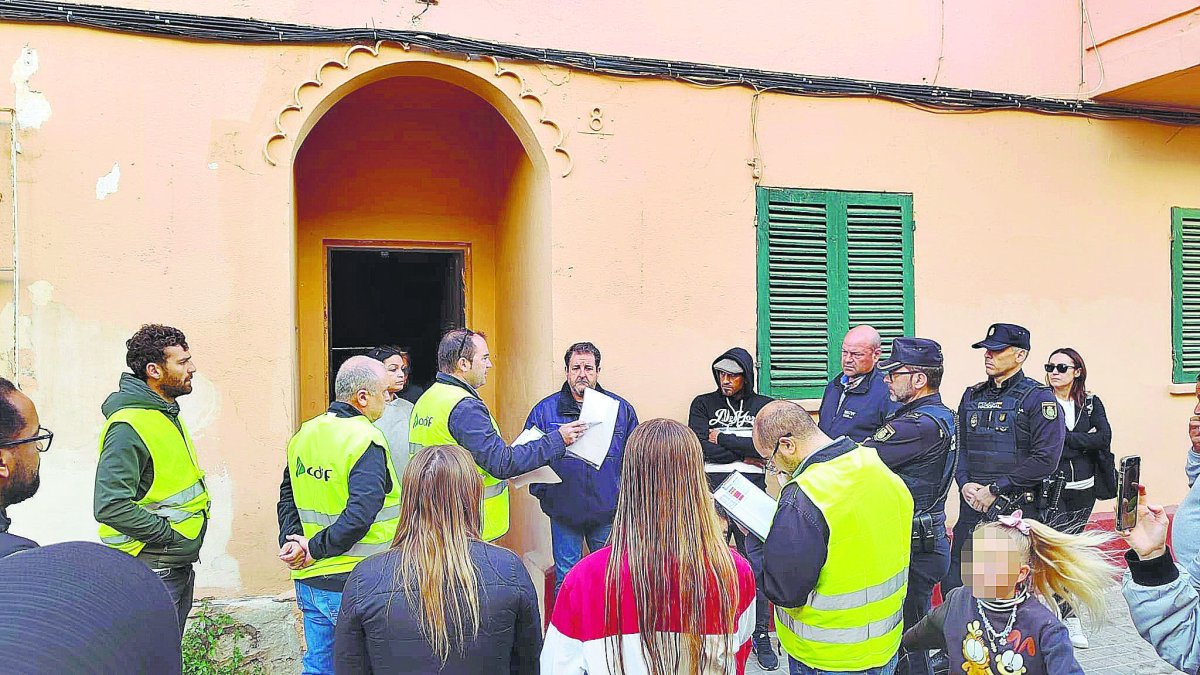 Momento en el que Adif solicita la entrega de las llaves de una de las viviendas.