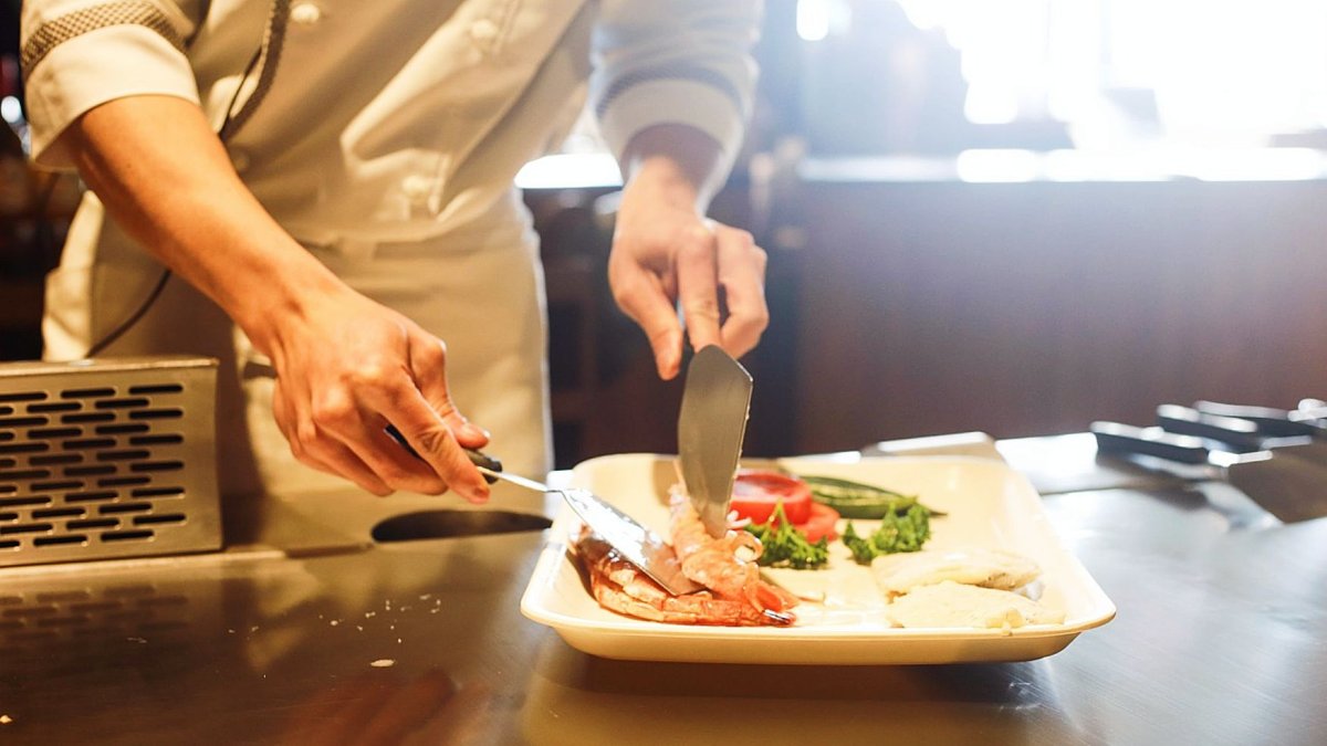 Un cocinero ultima su plato.