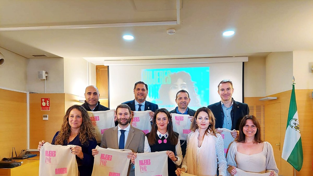 Autoridades almerienses posando con la bolsa de 'Mujeres por bandera'.
