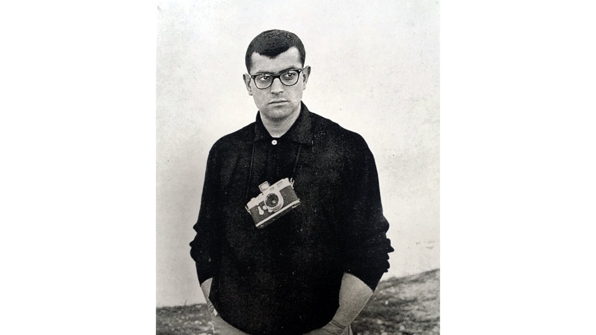 Ramón Masats, en un retrato de juventud, con su cámara Leica.
