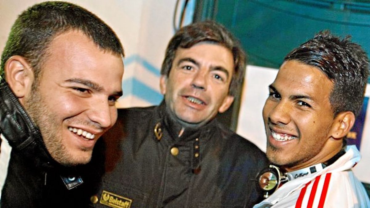 Pedro Bravo, en el centro, cuando era el representante de Jonathan Viera.