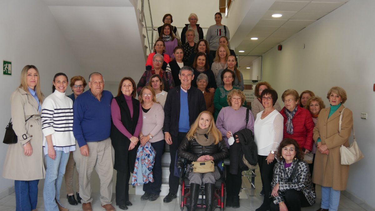 El alcalde de Adra y representantes de las asociaciones firmantes.