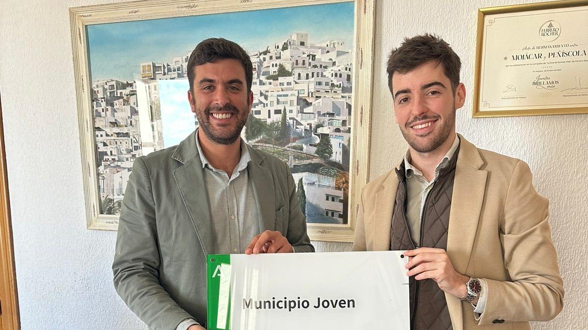 El alcalde de Mojácar y el responsable del IAJ, con la placa de Municipio Joven en Mojácar.