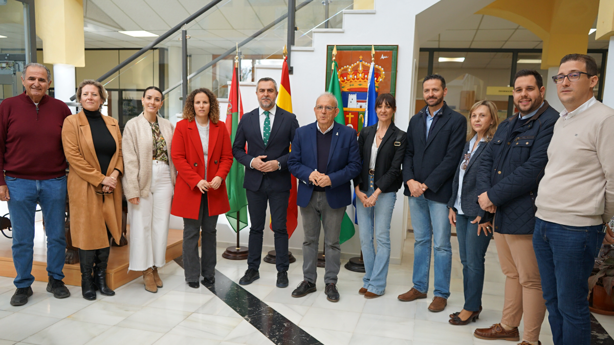 El diputado nacional, Juan Antonio Lorenzo, junto al equipo de gobierno de Vícar.