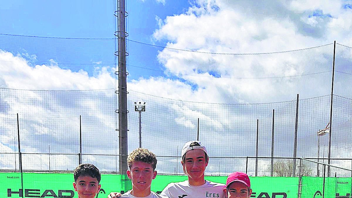 Aquí los campeones de Andalucía posando con el título