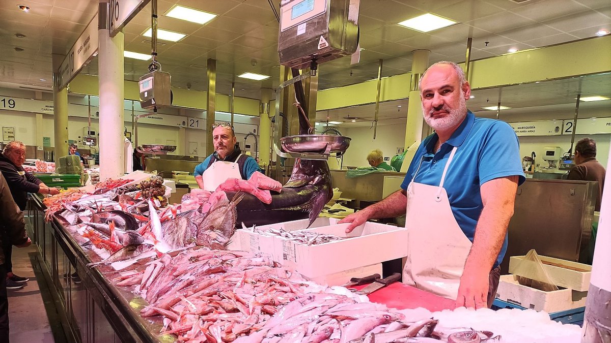 Juanfra y Fede listos para atender a sus clientes en la pescadería de la plaza central.