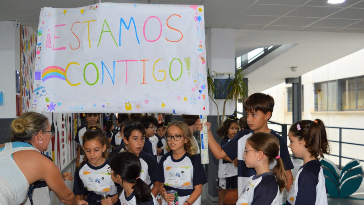 Los compañeros y profesores de clase de Alejandro animándole en todo momento.
