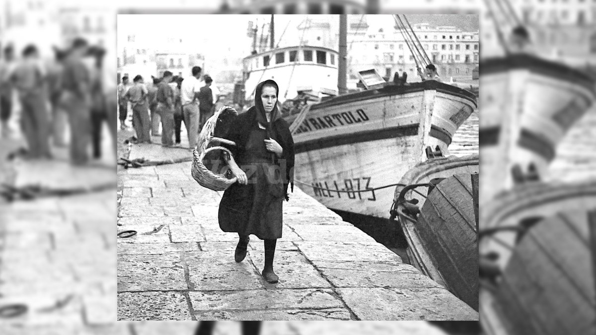 Dolores Fernández, una de las mujeres obreras que iban por las calles de Almería vendiendo pescado en 1960.