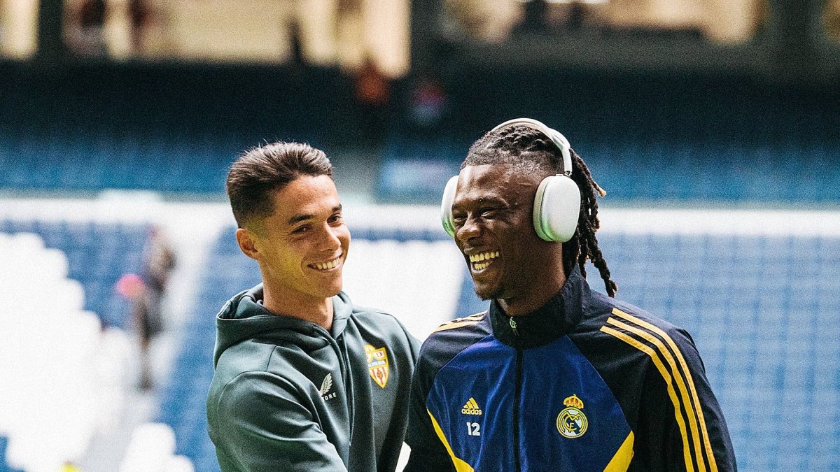 Arribas saluda a Camavinga en la previa del Real Madrid-Almería.