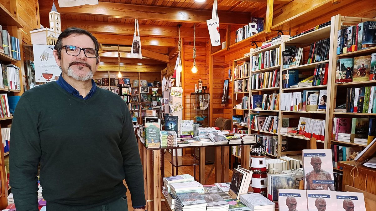 Vicente Gómez, dueño de El Faro de Recóndito, en el interior de su librería.