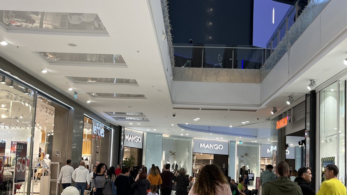 Las grandes superficies hacen mella en el comercio minorista.