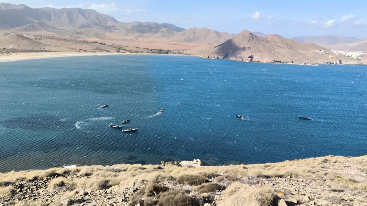 Narcolanchas refugiadas del temporal en la playa de Los Genoveses, en Cabo de Gata (Níjar).