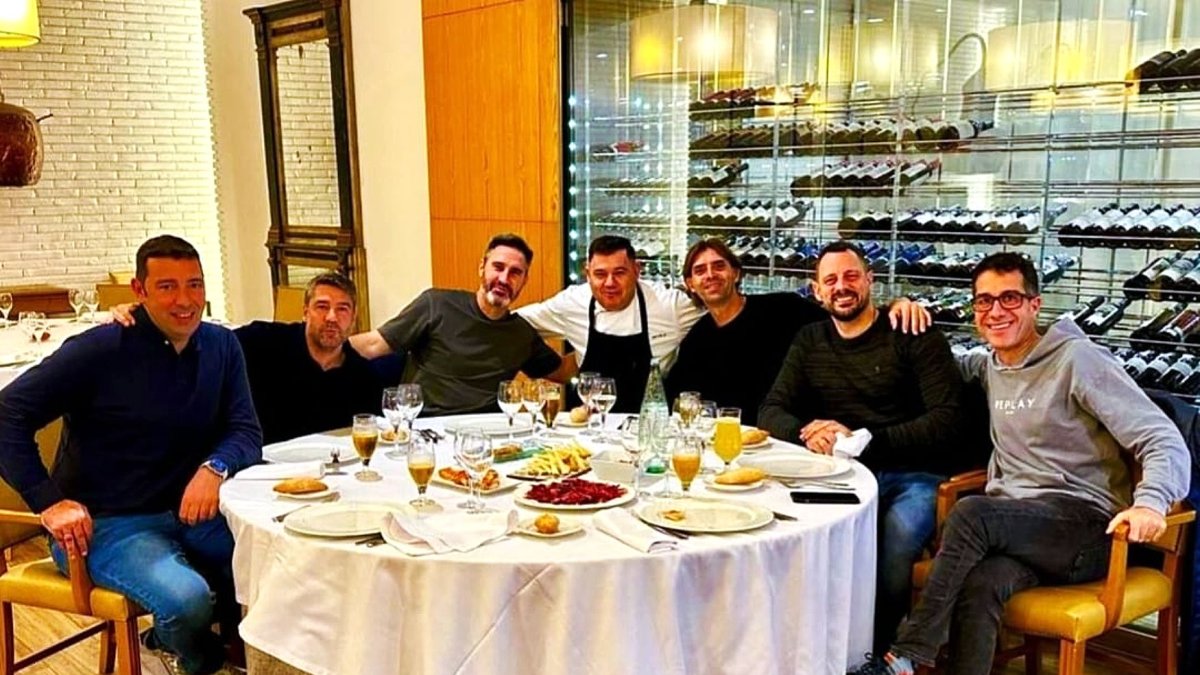 Vicente Moreno con su cuerpo técnico en un restaurante de Barcelona.