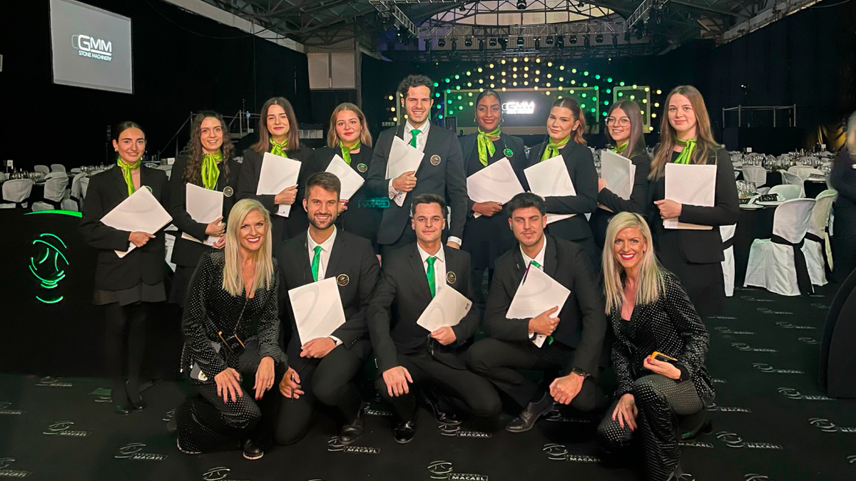 Gemma y Miriam con sus empleados y empleadas.