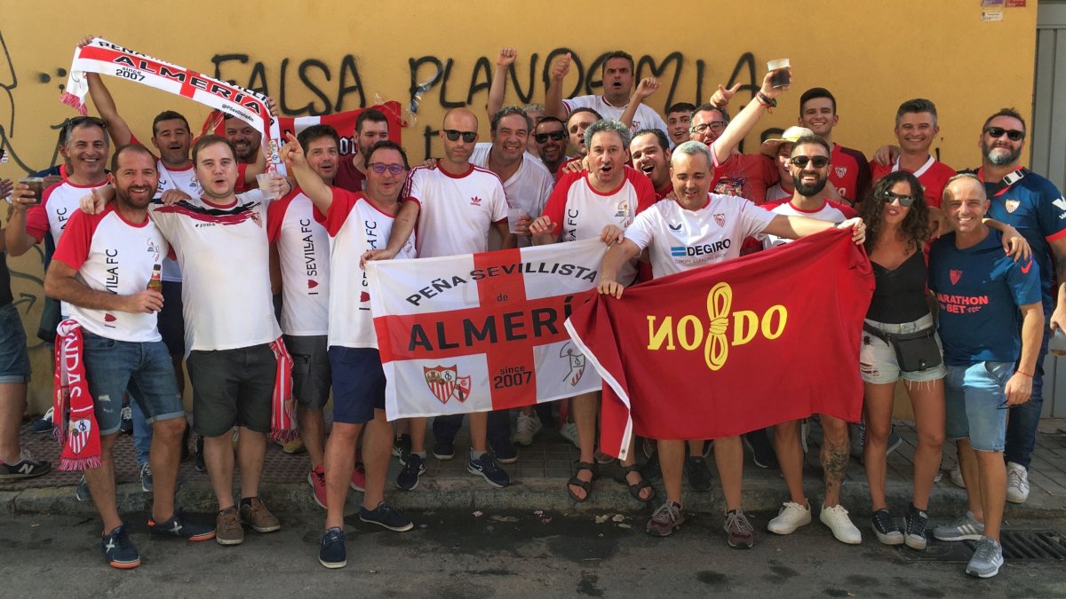 Miembros de la Peǹa Sevillista ee Almería.