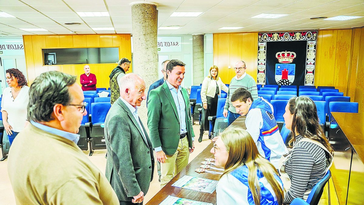 El concejal de deportes, el alcalde de Roquetas y el presidente de la Diputación con los campeones del Campeonato de España de Feddi.