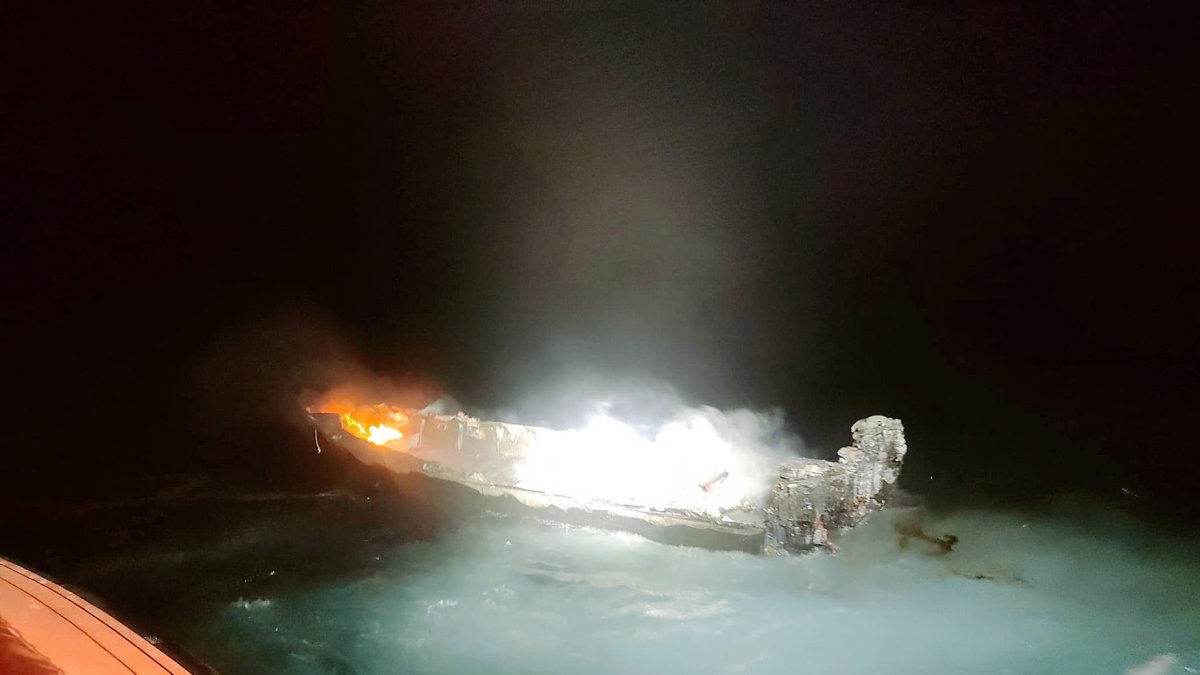 Imagen de la narcolancha localizada en llamas a 17 millas del Cabo de Gata.