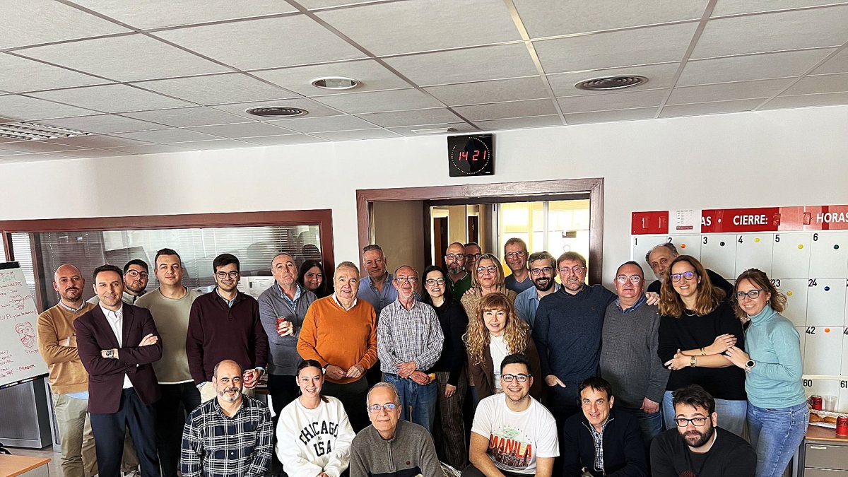 La redacción de La Voz de Almería y CM200 despidieron a Antonio Fernández (en el centro) con una cesta de regalo.