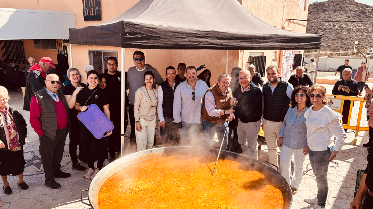 Autoridades locales en el evento.