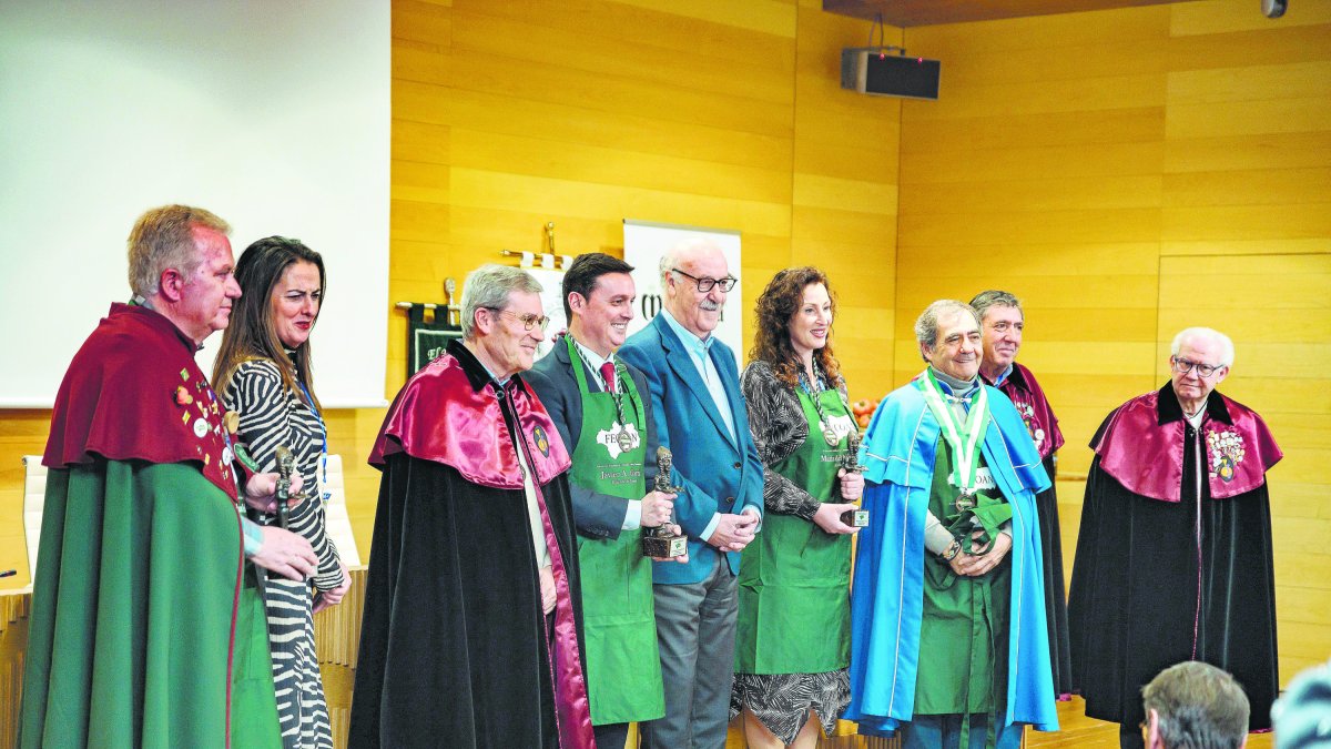 Cofrades de honor Recibieron la capa de cofrade de honor de FECOAN Vicente del Bosque; la alcaldesa María del Mar Vázquez; el presidente de Diputa