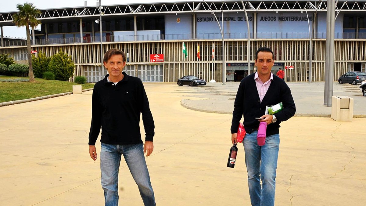 José Luis Oltra saliendo del Mediterráneo tras ser despedido.