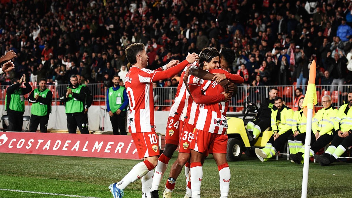 El Almería necesita quitarse la losa de tantos meses sin poder ganar un partido de Liga.