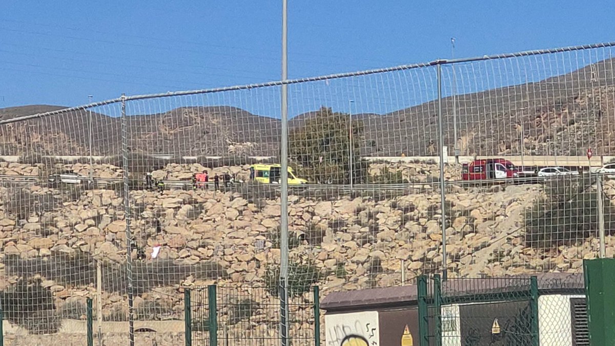 Bomberos rescatan al herido.
