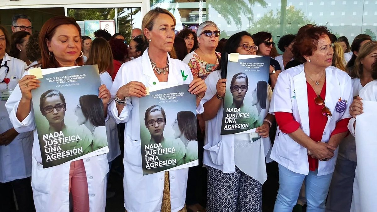 Profesionales sanitarias protestan contra las agresiones en el Hospital Torrecárdenas. Foto de archivo.