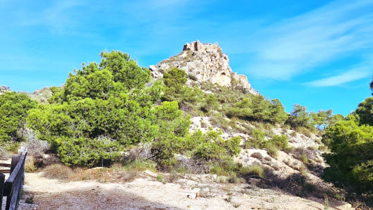 Vista desde abajo del yacimiento de Huércal la Vieja.