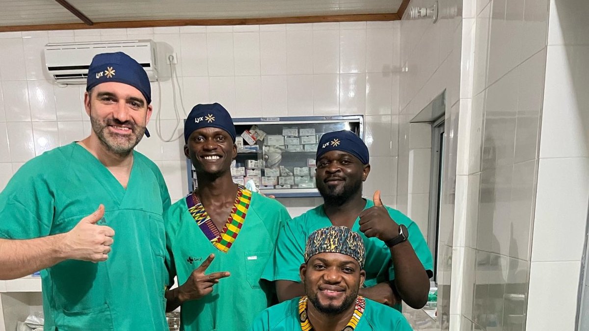 Miguel Perán (izquierda) junto a profesionales sanitarios que le acompañaron.